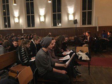Gruppe von Studenten in einem Hörsaal oder einer Kirche.